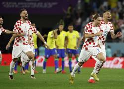 Jugadores croatas celebrando la clasificación a semifinales tras derrotar a Brasil en penales.