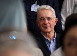 El expresidente colombiano Álvaro Uribe Vélez asiste a una misa después de ser liberado del arresto domiciliario en Sabaneta, departamento de Antioquia, Colombia, el 20 de agosto de 2025.