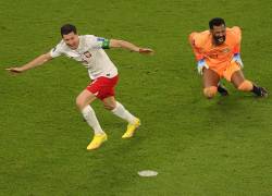 Doha (Qatar), 26/11/2022.- Robert Lewandowski (I) celebra tras anotar el segundo gol del cuadro polaco contra Arabia Saudita.