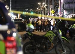 Integrantes de la Policía Nacional de Colombia custodian la zona dónde fue herido el senador colombiano Miguel Uribe Turbay.