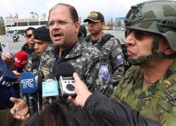 John Reimberg, ministro del Interior, y el jefe de operaciones, general de brigada Ricardo Cajas Matute, supervisan la operación. Fotos: API / Rolando Enríquez