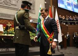 El presidente Rodrigo Paz (R) recibe la banda presidencial del vicepresidente electo Edman Lara.