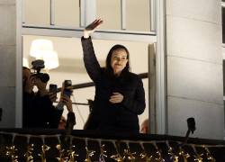 La Premio Nobel de la Paz, María Corina Machado, saluda desde un balcón del Grand Hotel de Oslo, Noruega, la madrugada del 11 de diciembre de 2025.