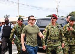 Daniel Noboa entrega bono para policías y militares.
