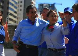 El candidato presidencial Yaku Pérez (c) posa hoy junto a su fórmula vicepresidencial, Nory Pineda (d), durante la aceptación de su precandidatura para las elecciones del 20 de agosto, en la sede del Consejo Nacional Electoral en Quito.