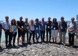 Varios de los participantes del simposio científico Galápagos-Israel posan para fotos este lunes, desde la Isla Santa Cruz, en el archipiélago Galápagos