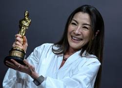 La actriz de Malasia, Michelle Yeoh posa con su premio Óscar durante una rueda de prensa en Kuala Lumpur.