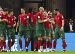 Bruno Fernandes de Portugal celebrando con su equipo después de anotar el primer gol contra Uruguay.