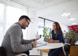 Conseguir un empleo formal tras graduarse de la universidad supone un reto mayor en la actualidad.