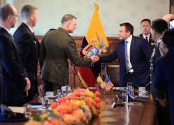 Fotografía difundida la Presidencia de Ecuador del presidente ecuatoriano, Daniel Noboa (c), saludando al comandante del Comando Sur de Estados Unidos, general Francis L. Donovan, este lunes, en Quito.