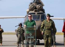 El presidente de la República, Daniel Noboa, durante la entrega de aeronaves destinadas al Ejército Ecuatoriano.