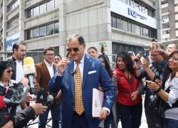 Asambleístas de la Revolución Ciudadana acompañaron al abogado Carlos Bravo en la entrega de una denuncia por peculado contra el CNE, por la adquisición de esferográficos con tinta de secado lento. Fotos: API / Rolando Enríquez