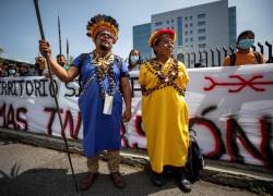 Indígenas de la nación Siekopai se manifestaron a las afueras de la Corte Nacional de Justicia (CNJ) para exigir la ratificación del derecho de mantener fuera a invasores de su territorio ancestral, este martes en Quito.