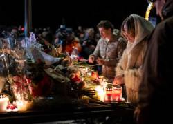 Cientos de personas se reunieron para depositar flores y encender velas en memoria de las víctimas del incendio en un bar de Suiza.