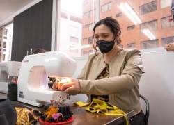 Laura Villagómez, una emprendedora venezolana, mientras trabaja en su academia de diseño de moda en Quito.