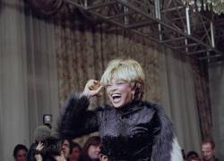 La cantante Tina Turner presentando su single GoldenEye para la película de James Bond, en Paris, el 22 de noviembre de 1995. La estrella del rock estadounidense falleció hoy a los 83 años.