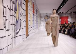Una modelo presenta una creación de la colección de Alta Costura Primavera/Verano 2024 de Dior durante la Semana de la Moda de París.