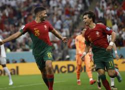 Jugadores de Portugal celebran un gol hoy, en un partido de los octavos de final del Mundial de Fútbol Catar 2022 entre Portugal y Suiza en el estadio de Lusail.