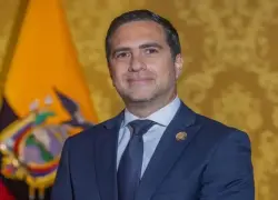 Kury llega a la Cancillería tras desempeñarse como ministro de Telecomunicaciones y de la Sociedad de la Información, cartera a la que fue designado por Noboa el 14 de mayo de 2025.