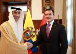 El presidente Daniel Noboa estrecha la mano de Thani bin Ahmed Al Zeyoudi, ministro de Comercio de Emiratos Árabes Unidos, en una reunión sostenida en mayo del 2025.