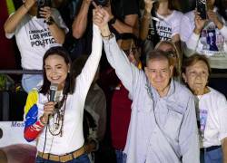 Fotografía de archivo del 25 de julio de 2024 que muestra a los líderes opositores de Venezuela María Corina Machado (i) y Edmundo González Urrutia saludando a simpatizantes.