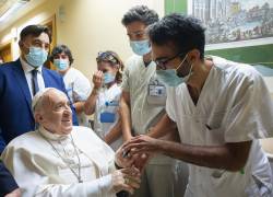 El papa Francisco seguirá hospitalizado