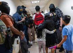 Agentes federales, incluidos miembros del ICE, patrullan los pasillos del tribunal de inmigración en el edificio federal Jacob K. Javitz el 24 de julio de 2025 en la ciudad de Nueva York.