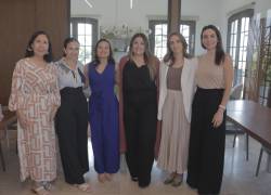 De izq. a der.: Betty Morán (mamá de Evelyn Labanda), Claudia Coronel (directora regional USFQ en Costa), Evelyn Labanda (tecnóloga en publicidad), Ximena Gilbert (coordinadora de inclusión), Angela Viteri (directora de RRHH de USFQ), y Clara María Reyes (editora Revista Hogar).