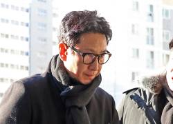 Esta fotografía tomada el 23 de diciembre de 2023 muestra al actor surcoreano Lee Sun-kyun llegando a una comisaría de policía en Incheon para su interrogatorio policial sobre su presunto uso de marihuana y otras drogas psicoactivas.