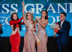 María Emilia Vásquez fue coronada por Nguyễn Thúc Thùy Tiên, Miss Grand International 2021 y Andrea Aguilera, Miss Grand Ecuador 2021 y Primera Finalista del Miss Grand International 2021. A la izquierda de la imagen se puede observar al señor Nawat Itsaragrisil, presidente de Miss Grand International.