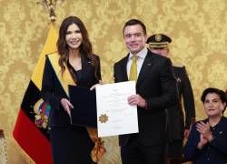 El presidente ecuatoriano Daniel Noboa (derecha) entrega un premio a la enviada especial de Estados Unidos para la iniciativa Escudo de las Américas, Kristi Noem (izquierda), en Quito.
