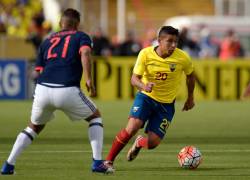 El defensa de Ecuador Mario Pineida (C) compite por el balón con el mediocampista de Colombia Edwin Cardona (I) durante su partido de clasificación para la Copa Mundial de la FIFA 2018 en Quito, el 28 de marzo de 2017.