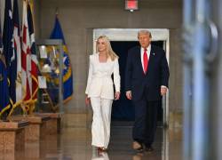 El presidente de Estados Unidos, Donald Trump, y la fiscal general, Pam Bondi, llegan para hablar en el Departamento de Justicia en Washington, DC, el 14 de marzo de 2025.