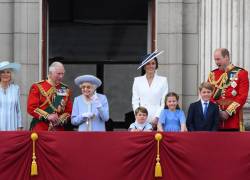 Los duques de Sussex no subieron a saludar a la multitud como el resto de la familia real británica.