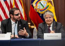 Fotografía en la que aparece el presidente de la República, Guillermo Lasso, junto al miembro de la Cámara de Representantes de Estados Unidos, Dan Crenshaw.