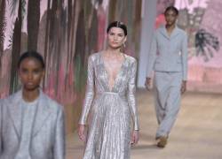 Modelos presentan las creaciones de la firma Christian Dior durante el Women's Haute-Couture Fall/Winter 2023/2024, durante la semana de la moda en Paris.