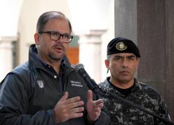 El ministro del Interior de Ecuador, John Reimberg (izq.), habla junto al comandante de la Policía, Pablo Dávila, durante una conferencia de prensa en el Palacio Carondelet de Quito el 26 de junio de 2025.