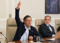 Fotografía cedida por la oficina de prensa de la Presidencia de Colombia del mandatario, Gustavo Petro (i), junto al nuevo jefe de despacho, Armando Benedetti.