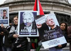 Los manifestantes sostienen carteles durante una manifestación pidiendo la libertad del fundador de Wikileaks, Julian Assange, en la Place de la Republique en París el 20 de febrero de 2024.