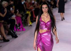 Dua Lipa desfilando para Versace.