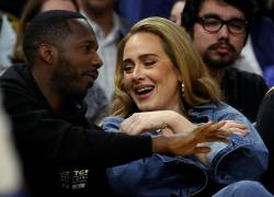 Adele junto a Rich Paul en un partido de la NBA en 2022.