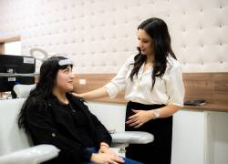 Una persona atiende a una paciente en una sala del Instituto de Neurociencias.