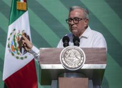 El gobernador de Sinaloa, Rubén Rocha Moya, habla durante la conferencia de prensa matutina diaria de AMLO, en Mazatlán, el 8 de abril de 2024.