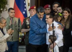 El presidente de Venezuela, Nicolás Maduro (i), recibe al empresario colombiano Alex Saab el 20 de diciembre, en el Palacio de Miraflores en Caracas (Venezuela).