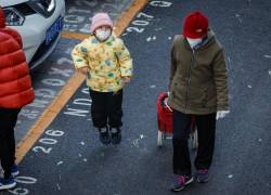 Un niño usa una mascarilla después de ser despedido de una escuela en Beijing, China, 23 de noviembre de 2023.