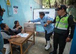 Un integrante del Serenazgo de Perú con movilidad reducida vota este lunes, en el colegio San Luis Gonzaga, en el distrito de San Juan de Miraflores en Lima.