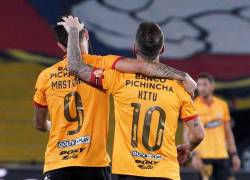 Gonzalo Mastriani (i) de Barcelona celebra un gol con Damián Díaz ayer, en un partido de los cuartos de final de la Copa Libertadores entre Barcelona SC y Fluminense.