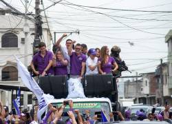 El presidente Daniel Noboa saludando a simpatizantes durante un recorrido en Guayaquil. Foto: EFE.