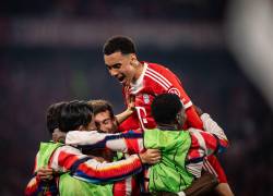 Jugadores del Bayern Múnich celebrando el gol de Luis Díaz en el partido de vuelta de cuartos de final de Champions League.