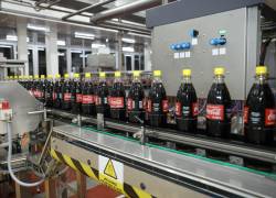 Línea de producción de los envases retornables de una bebida gaseosa. Guayaquil, Ecuador.